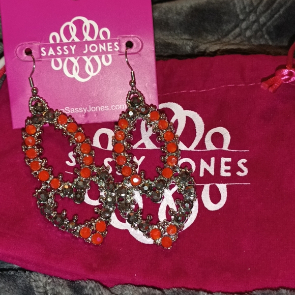 Earrings - Picture 1 of 2